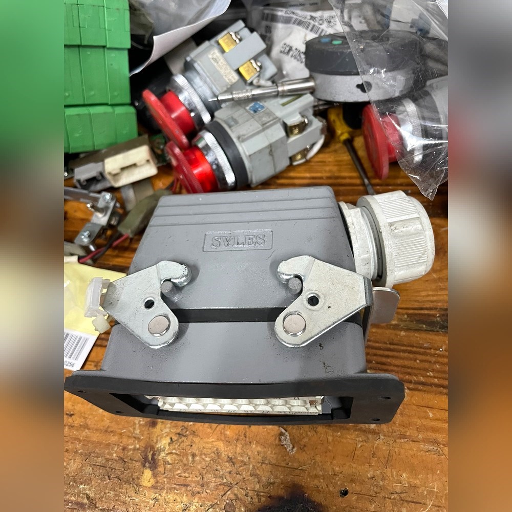 SVLES重载插头16针16E-M-S.一套80. 议价