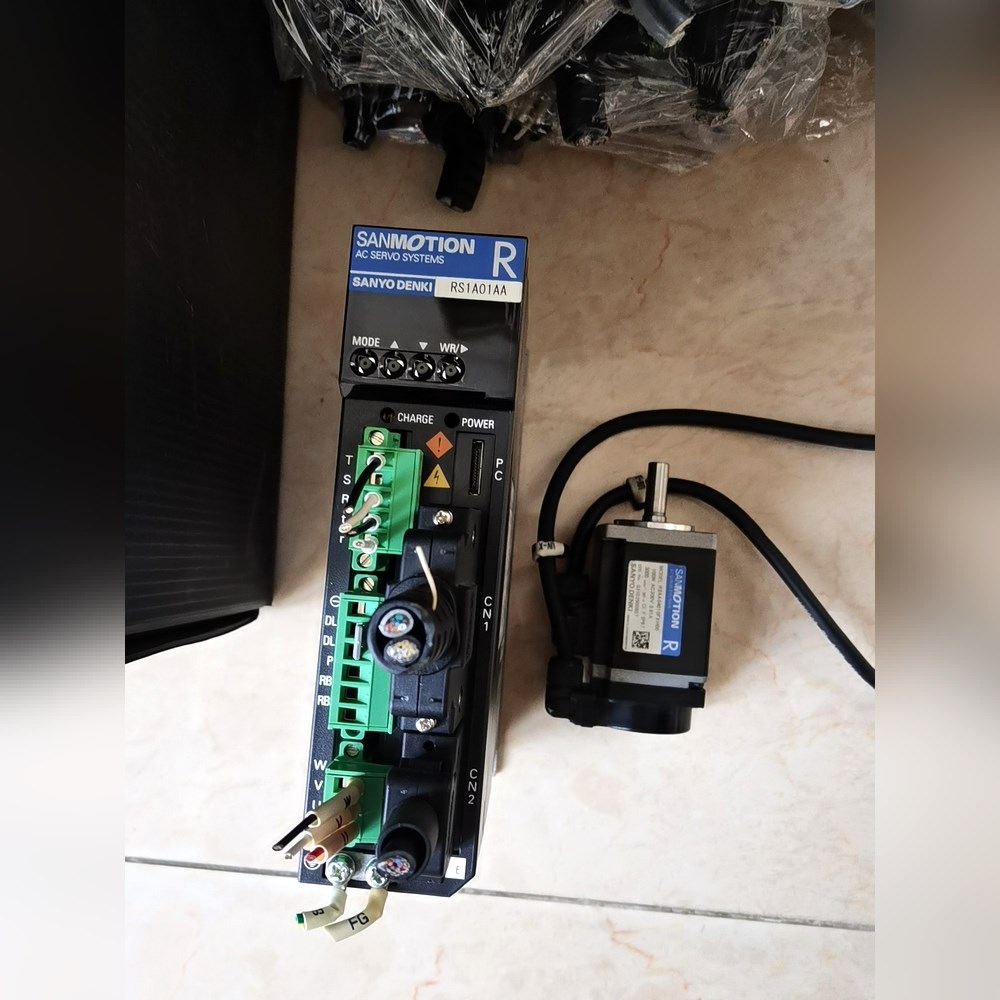 伺服驱动器RS1A01AAW 驱动器还有3个 单个驱动器 议价