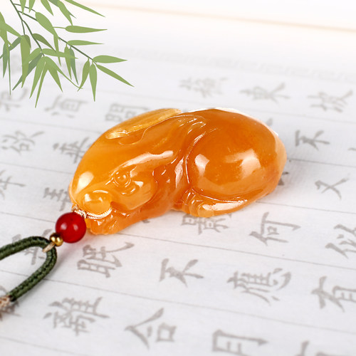 天然黄龙玉瑞兔吊坠带证书