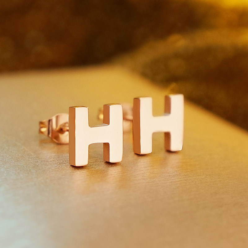 H字母运动耳钉女轻奢2026年欧货高级感玫瑰金H耳环钛钢防过敏耳饰