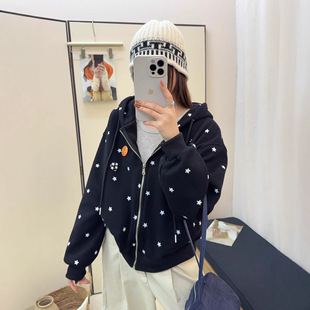 韩代小徽章星星满印加绒连帽外套女冬季新款宽松百搭长袖开衫上衣