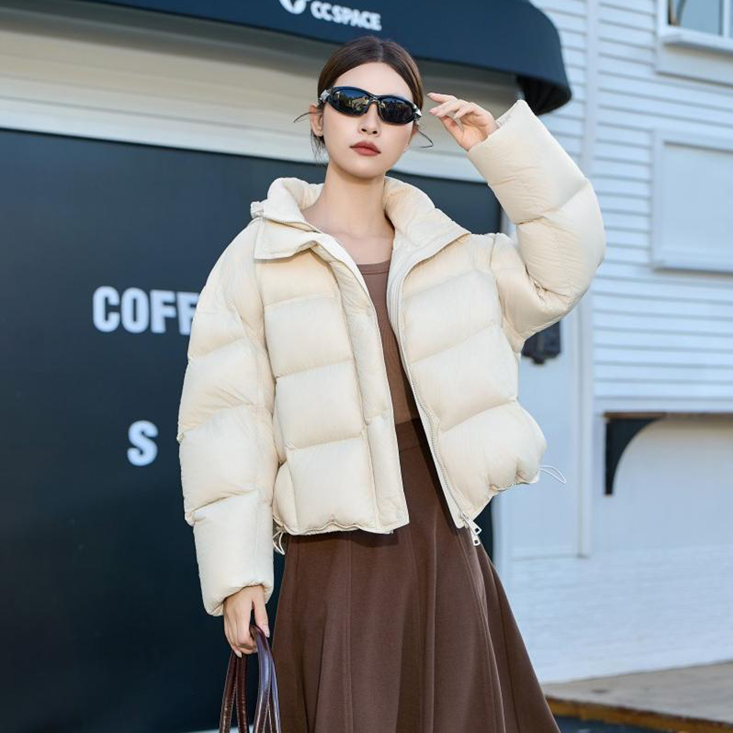 鸭宝宝羽绒服女2025新款轻奢泡芙加厚95绒高端品质女款连帽外套