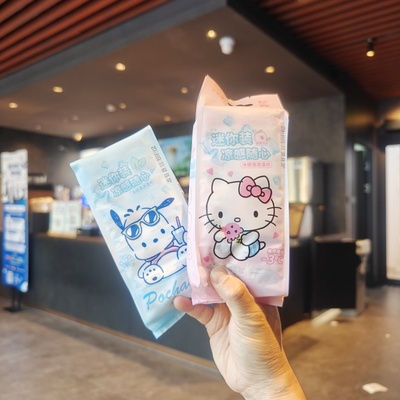 伊藤家正版三丽鸥kitty帕恰狗迷你冷感清凉小包旅游便携手口湿纸