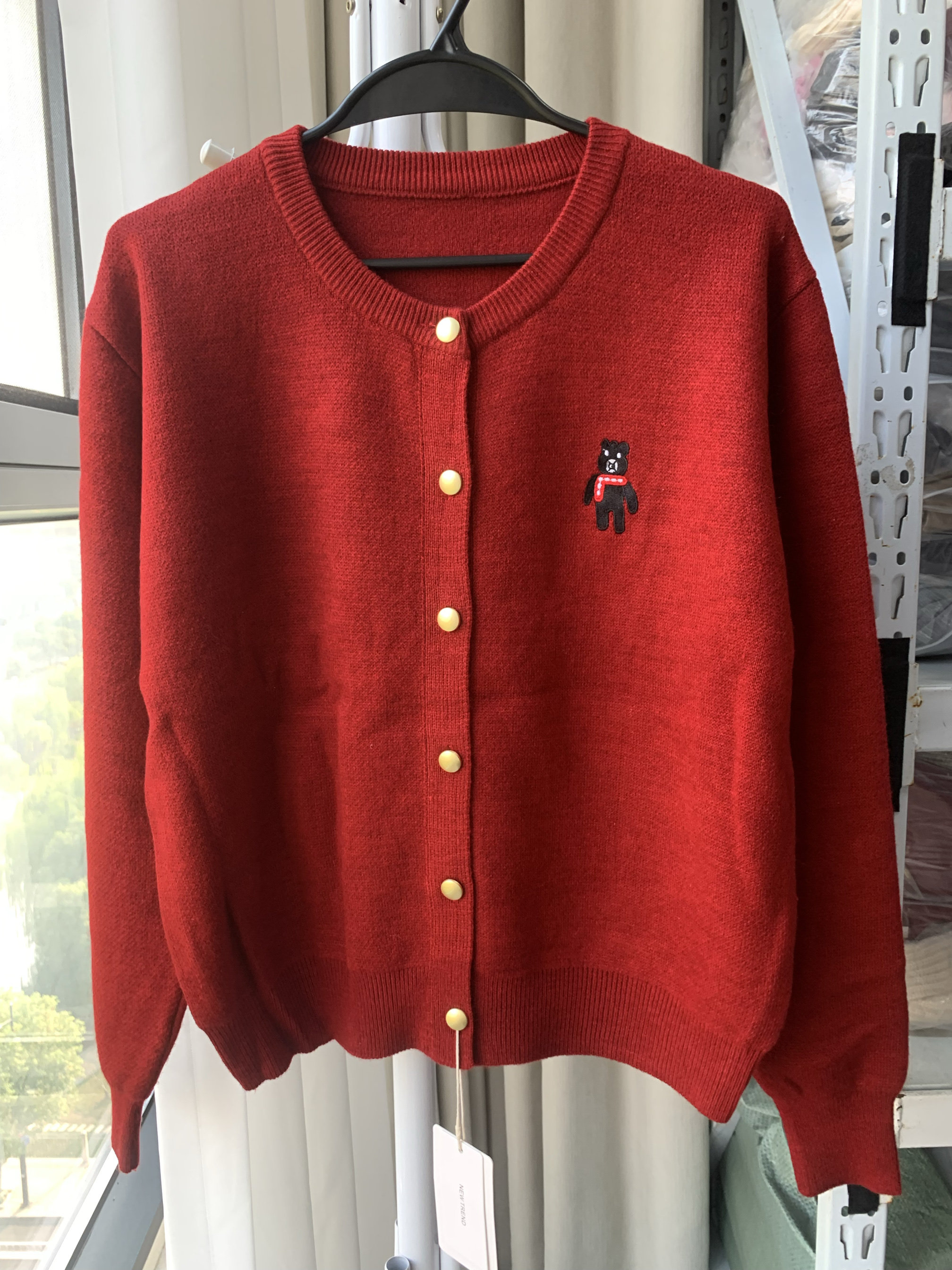 韩系风格穿搭圆领小熊图案红色毛衣女秋冬装新款时尚减龄针织开衫
