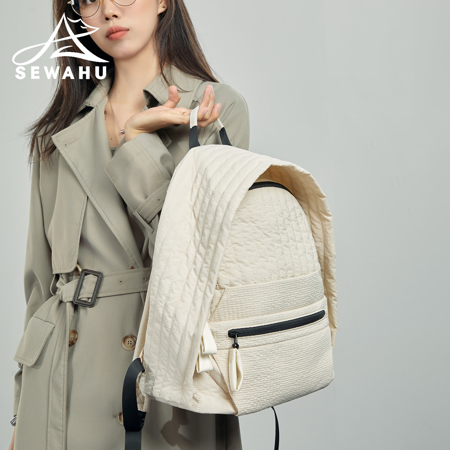 2026新款户外旅行双肩包女士小众通勤电脑包背包轻便大学生书包女