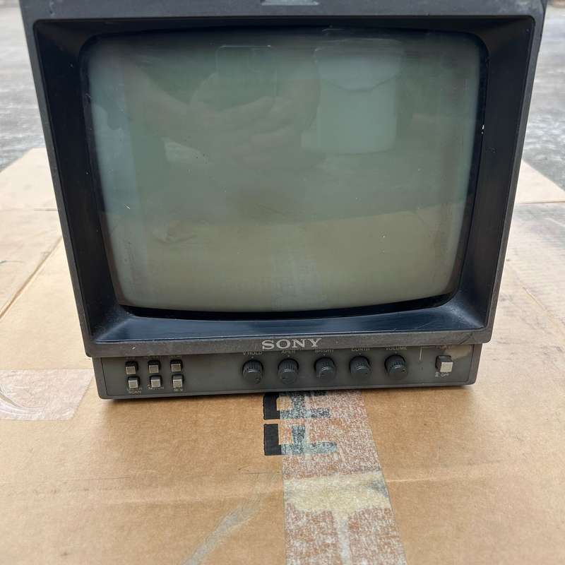PVM-96J黑白监视器，韩国原装，成色如图。外框有破裂--议价商品