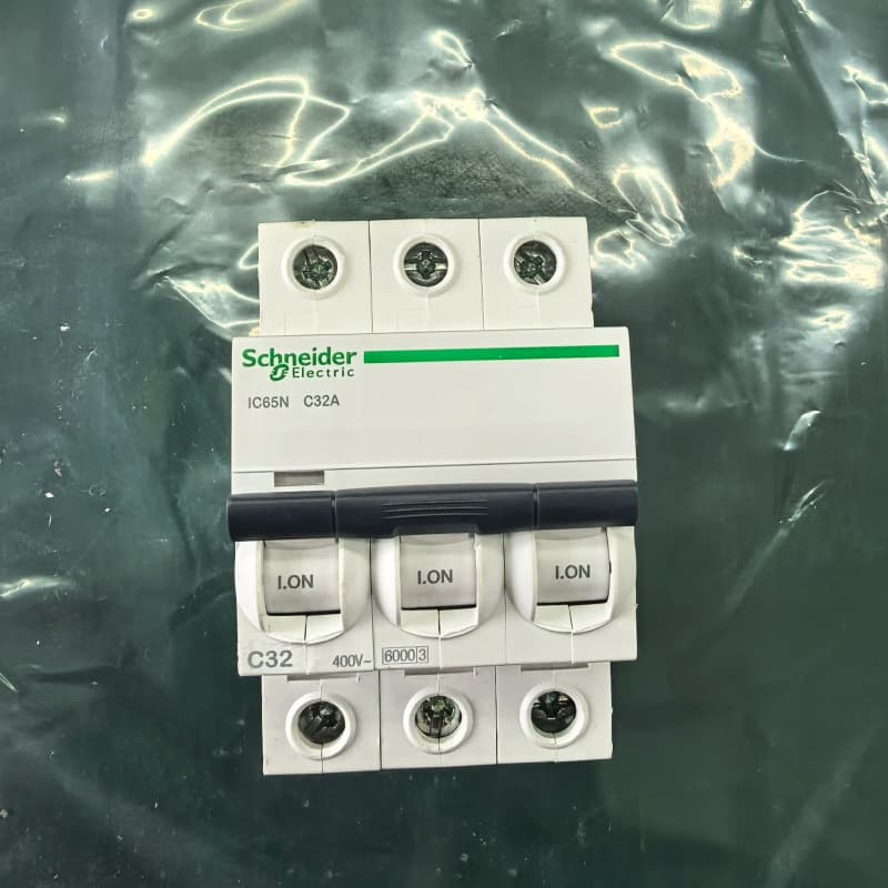施耐德iC65N 3P空气开关，C32A，400V，额定分断--议价商品