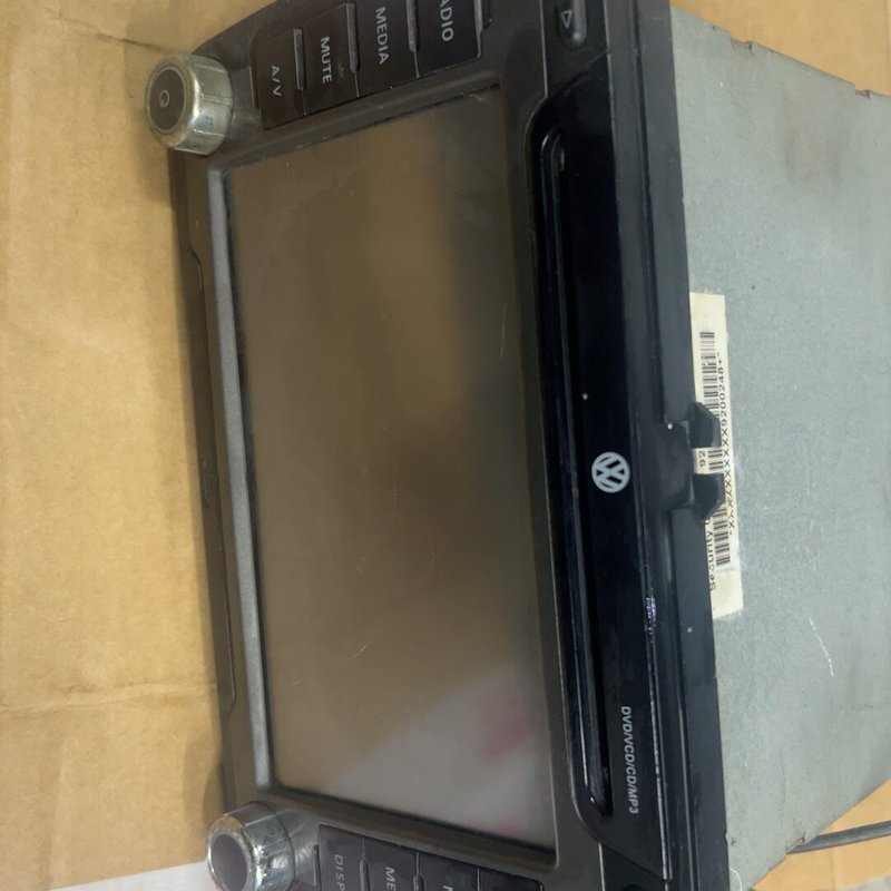 DVD导航主机，拆车件，成色还可以，有点使用痕迹，没--议价商品