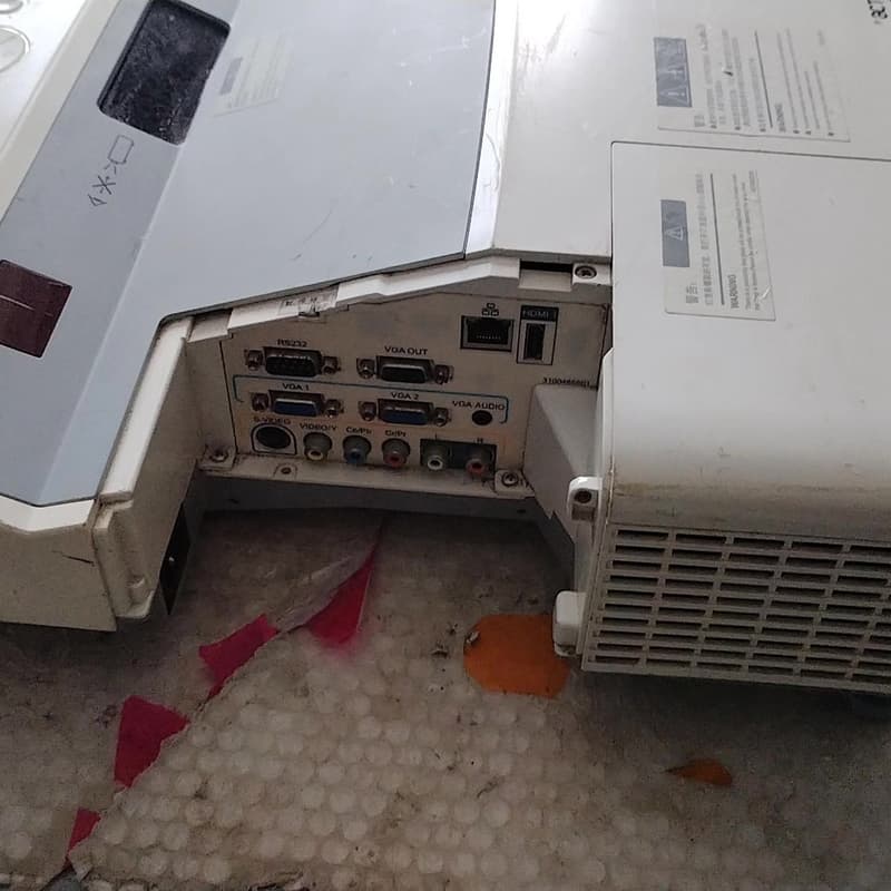 雅图投影仪,型号RAC1200正常开机,图像不清晰,成色如图--议价