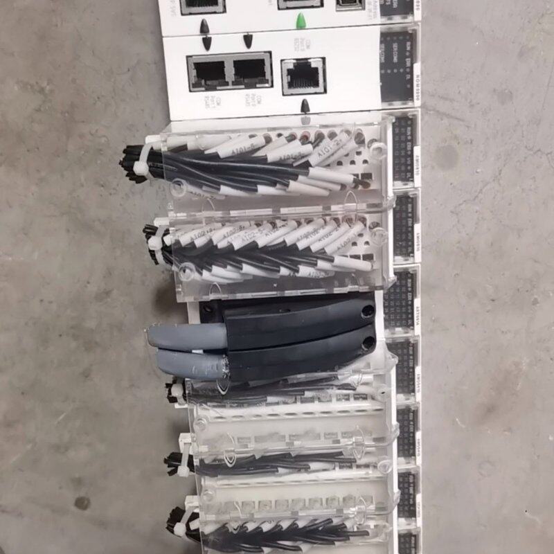 施耐德PLC 二手拆机一套 带储存卡--议价商品
