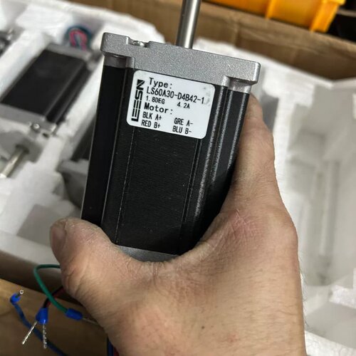 全新立三步进电机LS60A30-D4B42-1轴加长3牛米--议价商品