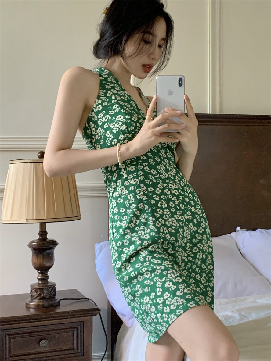 法式复古绿色碎花挂脖吊带度假连衣裙女夏季气质露背无袖短裙