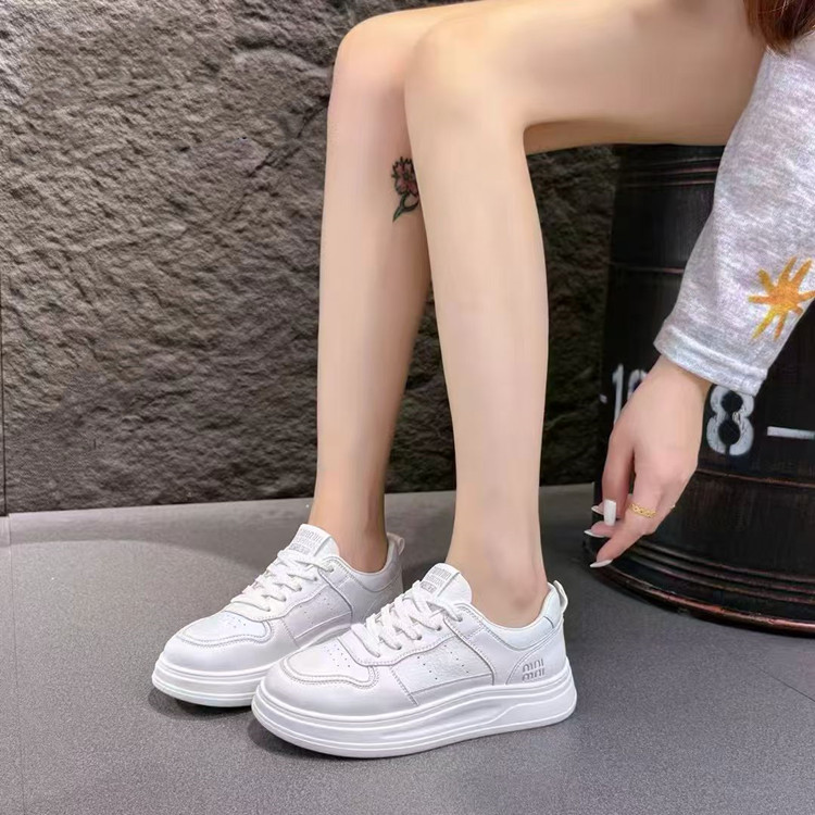 时尚小白鞋女2025秋季新款小众圆头厚底百搭休闲学生运动板鞋爆款