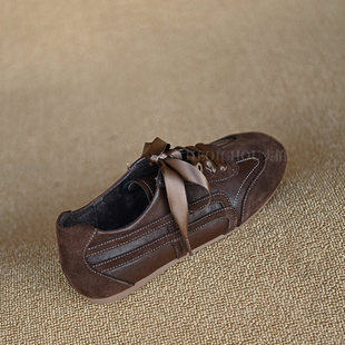 何其丑牛皮深咖色时尚休闲运动鞋女2026新款真皮德训鞋女平板鞋