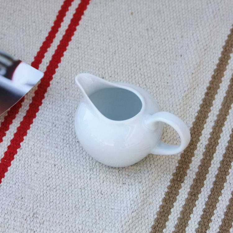 纯白艺术手柄小奶壶配套陶瓷汁杯