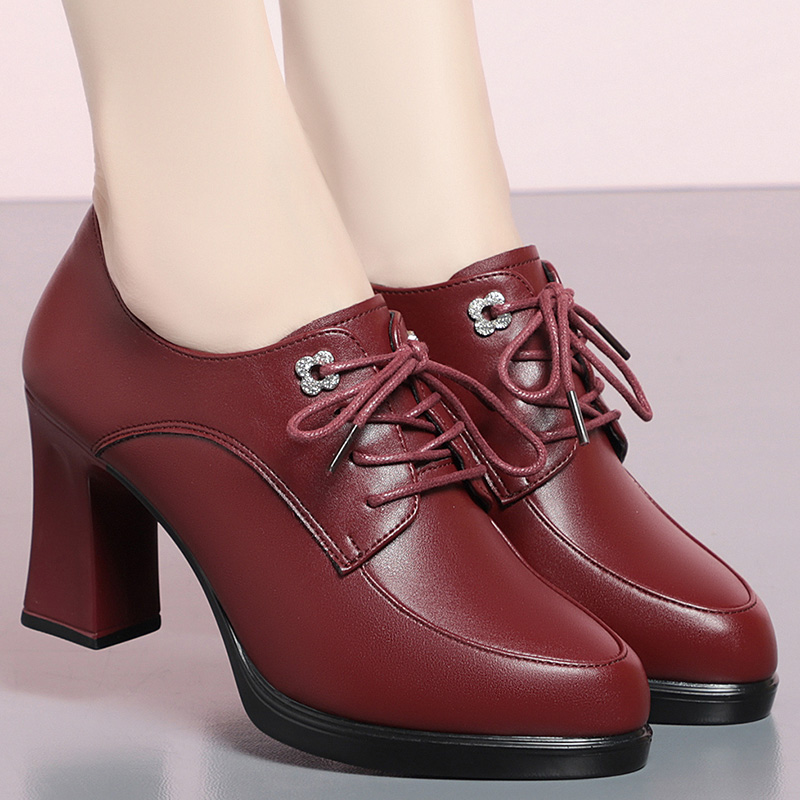 2025年新款酒红色中年皮鞋粗跟