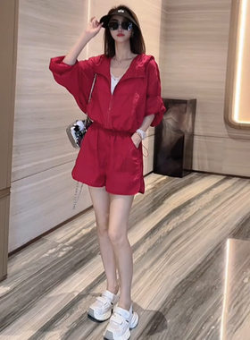 红色时尚运动休闲套装女士夏季薄款小个子连帽衣短外套短裤两件套