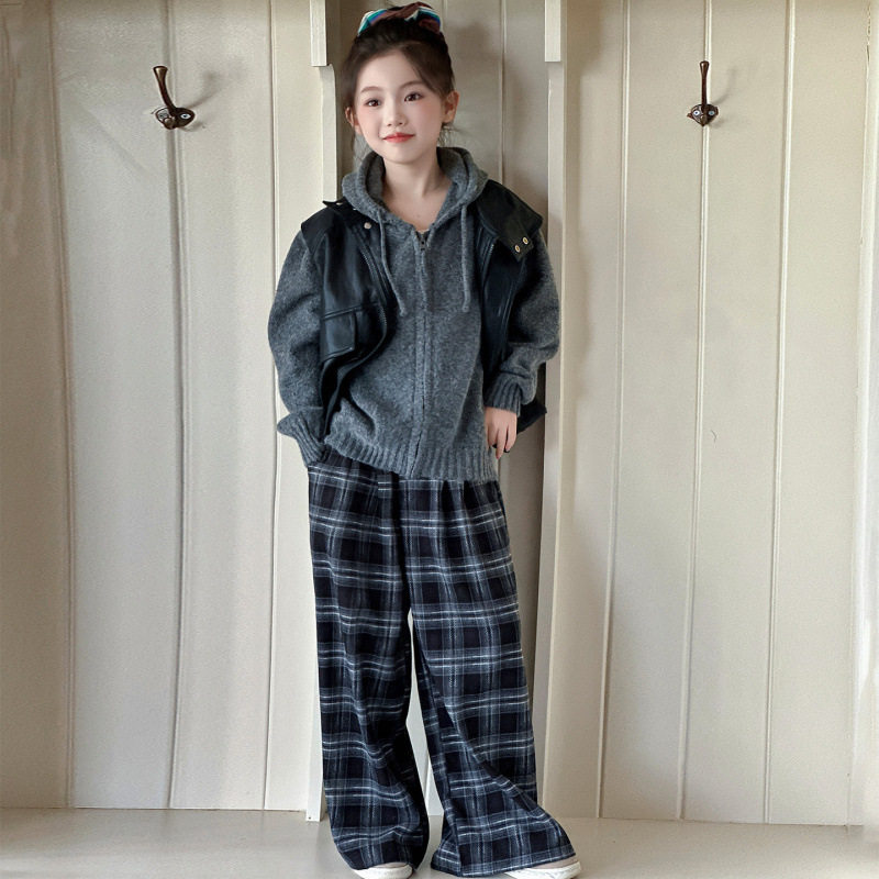 韩版女童秋季皮马甲套装2025新款洋气时髦连帽格子裤修身针织毛衣