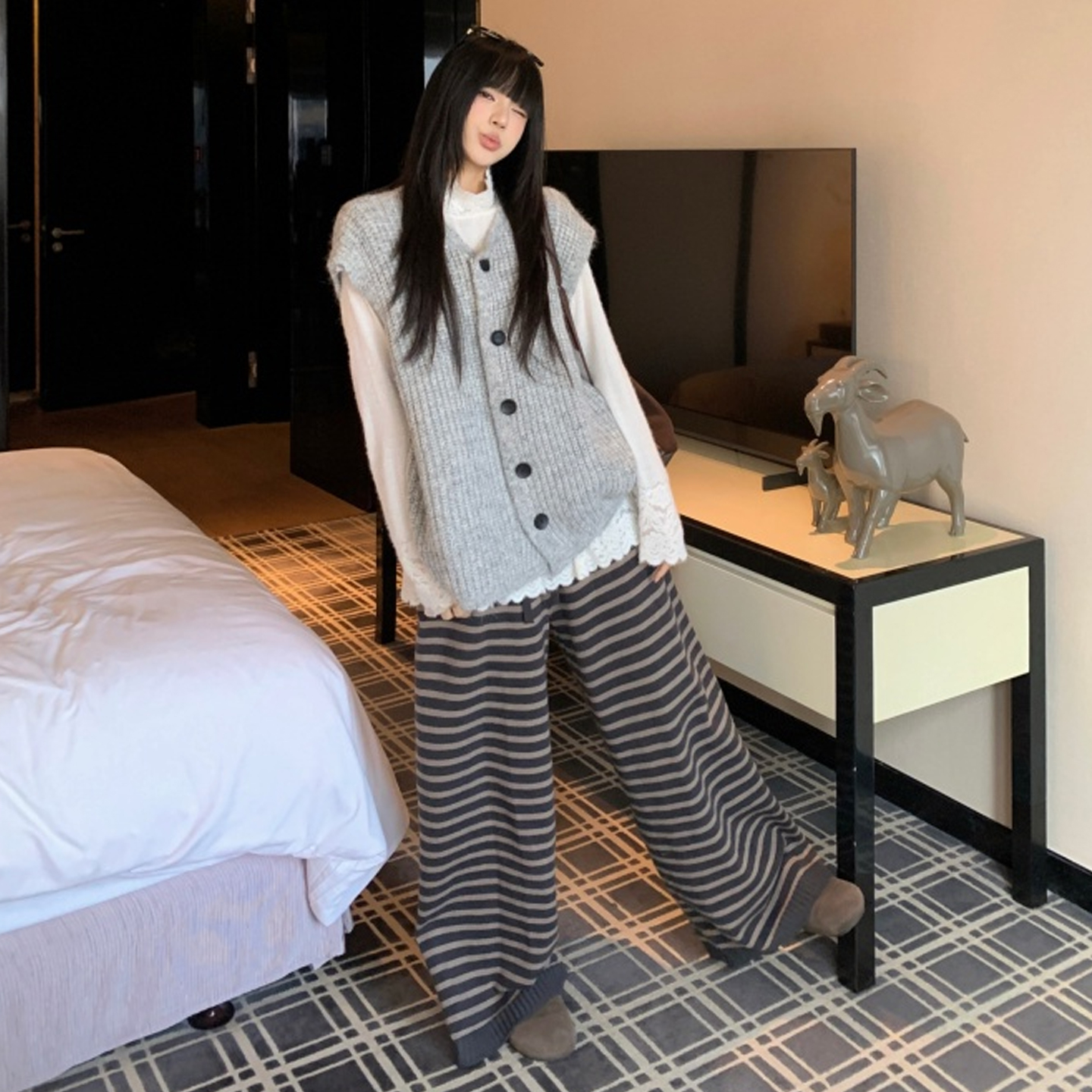 圆领针织马夹蕾丝打底条纹阔腿裤