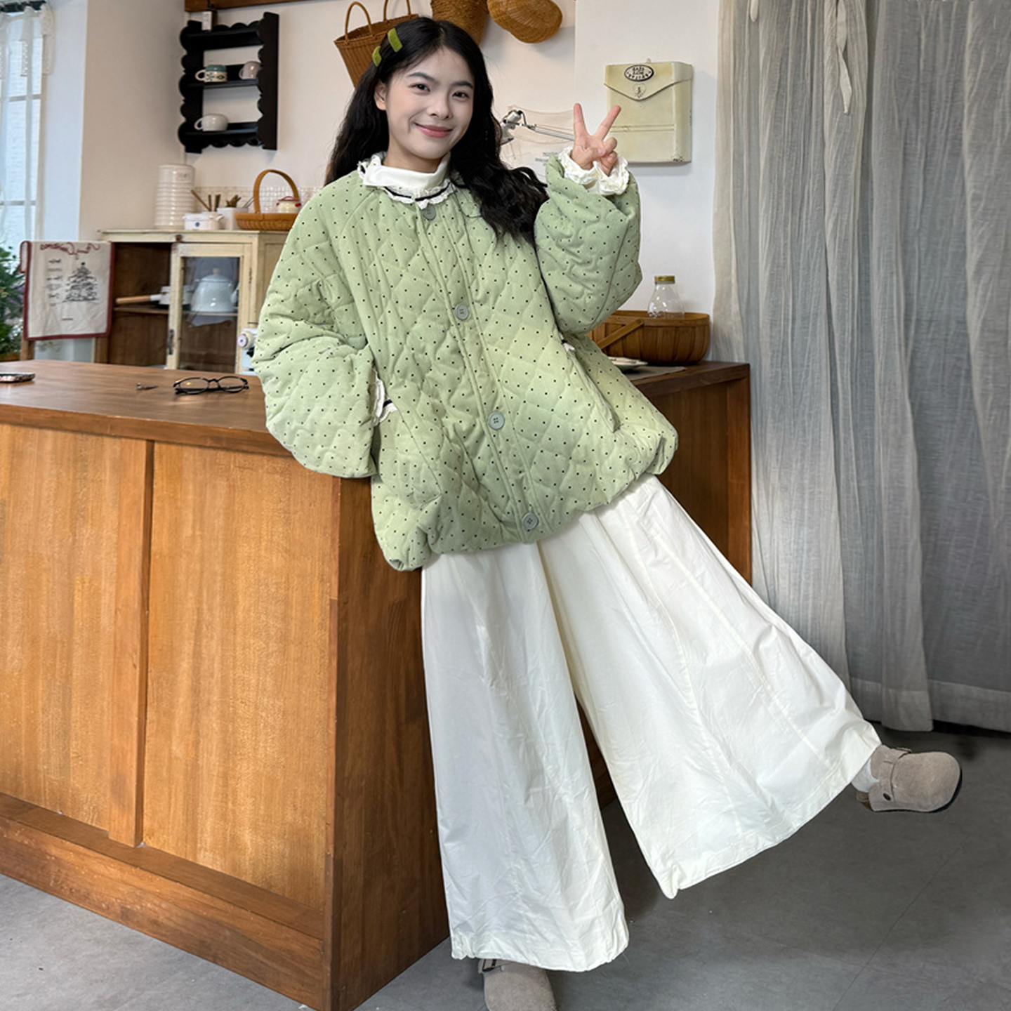 打底+加厚波点灯芯绒棉服+休闲裤