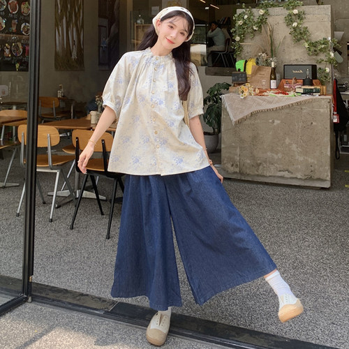 宽松圆领碎花衬衫+牛仔阔腿裤