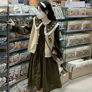 大码女装2025秋季胖mm森系复古娃娃领刺绣连衣裙+针织马甲两件套