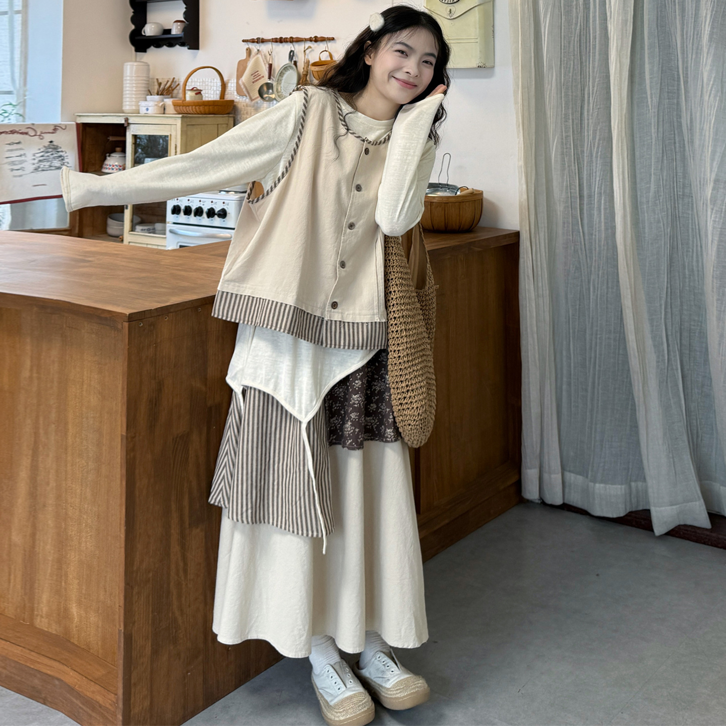 拼接马甲+长袖T恤+不规则半身裙