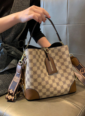 高级感通勤大包水桶包包女2026新款今年流行女士手提单肩斜挎包潮