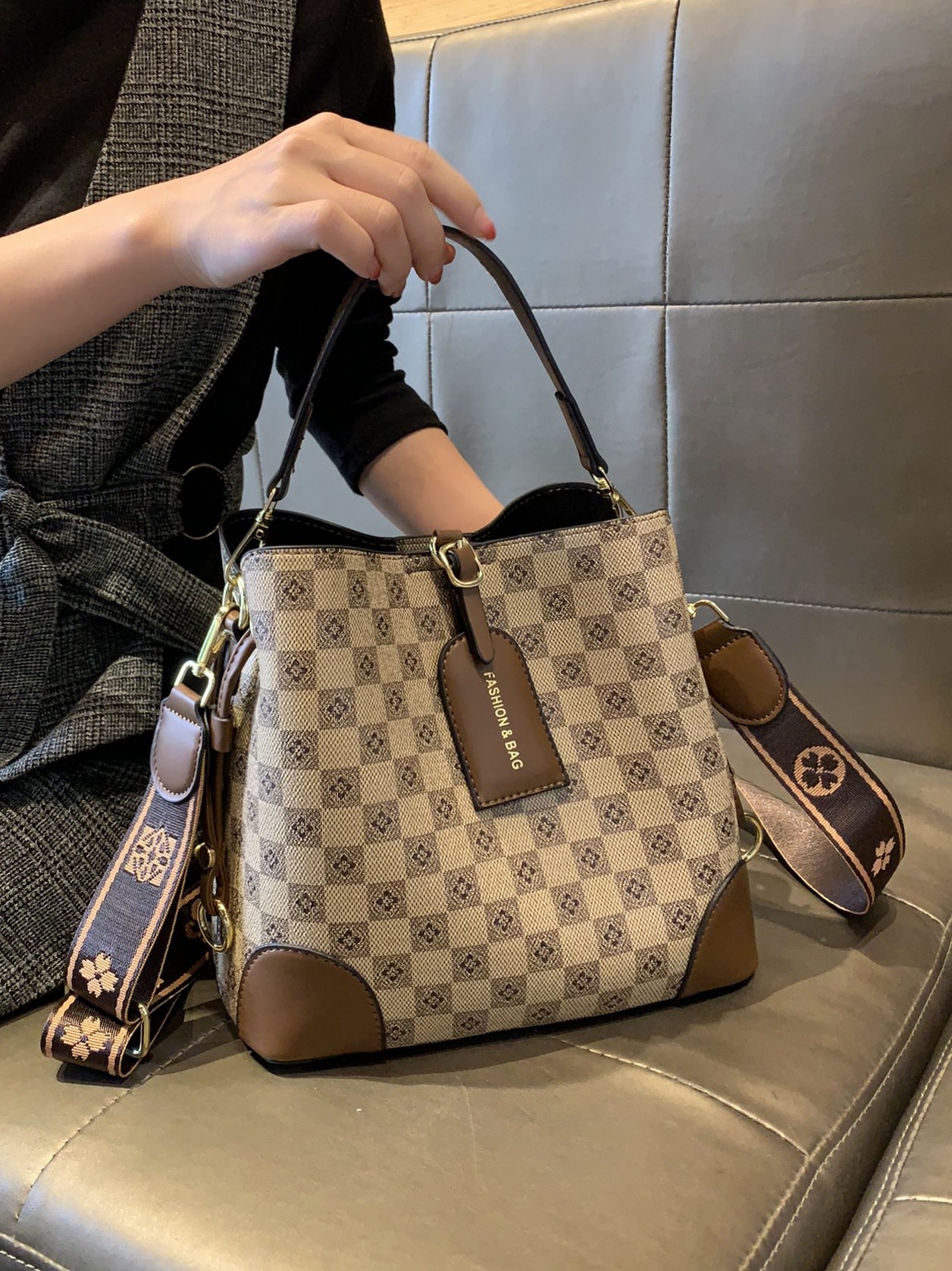 Высококачественная пригородная сумка-биг-бэг bucket bag female 2025, новый стиль, популярная в этом году женская портативная сумка-мессенджер на одно плечо, тренд Изображение 1