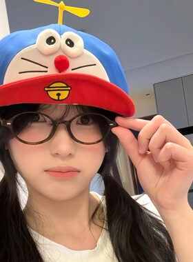 戴着我的哆啦A梦帽子出门兜风喽~