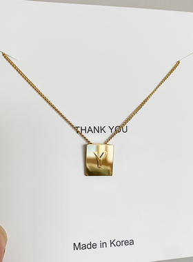 CEL字母项链女夏简约个性ins小金牌方块吊坠钛钢不掉色金色锁骨链