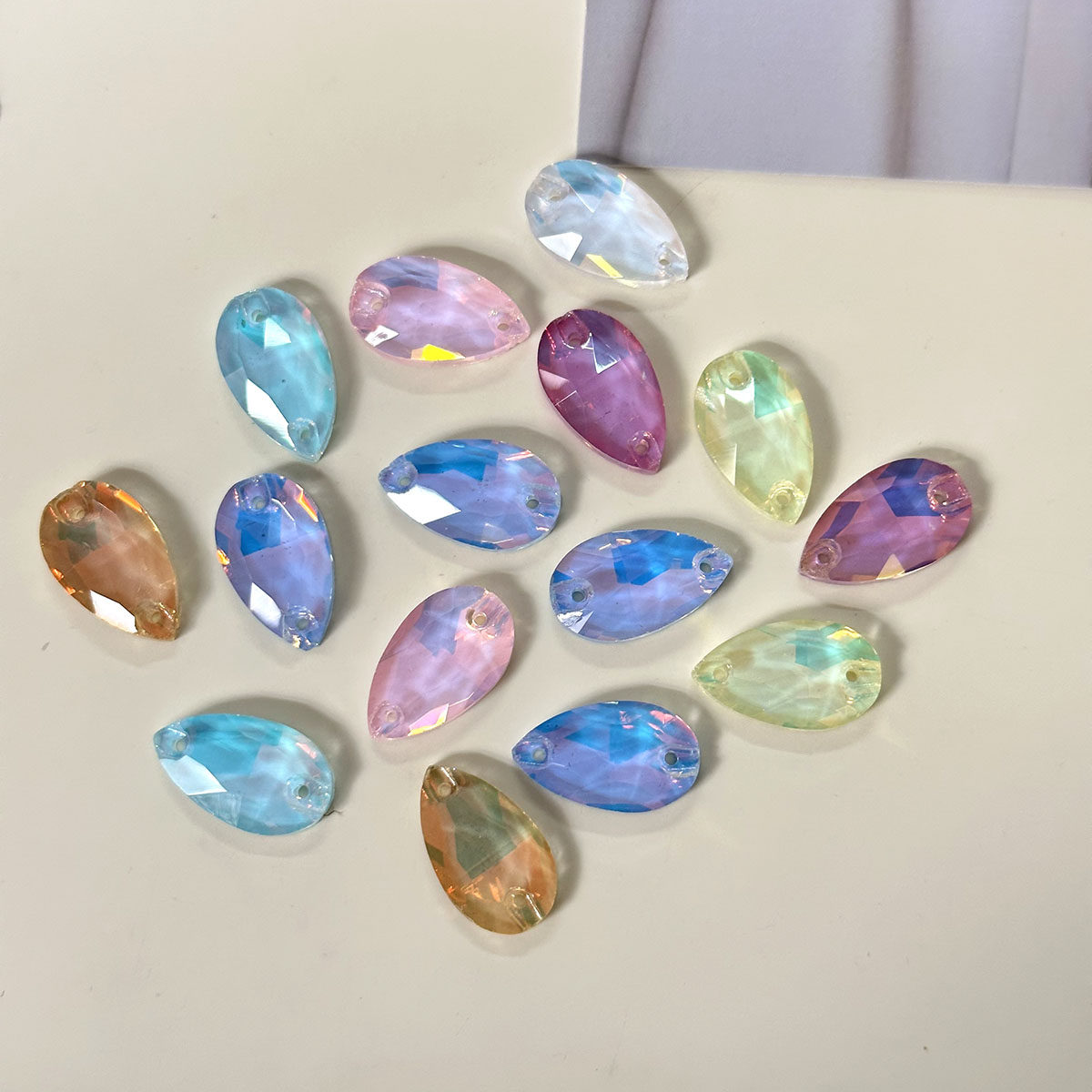 11x18mm水滴摩卡蛋白色平扣手缝钻平底双孔水钻玻璃钻DIY衣服帽子,居家布艺,珠子/钻饰/花朵等配饰,淘宝优惠券,粉丝福利购,淘宝优惠卷