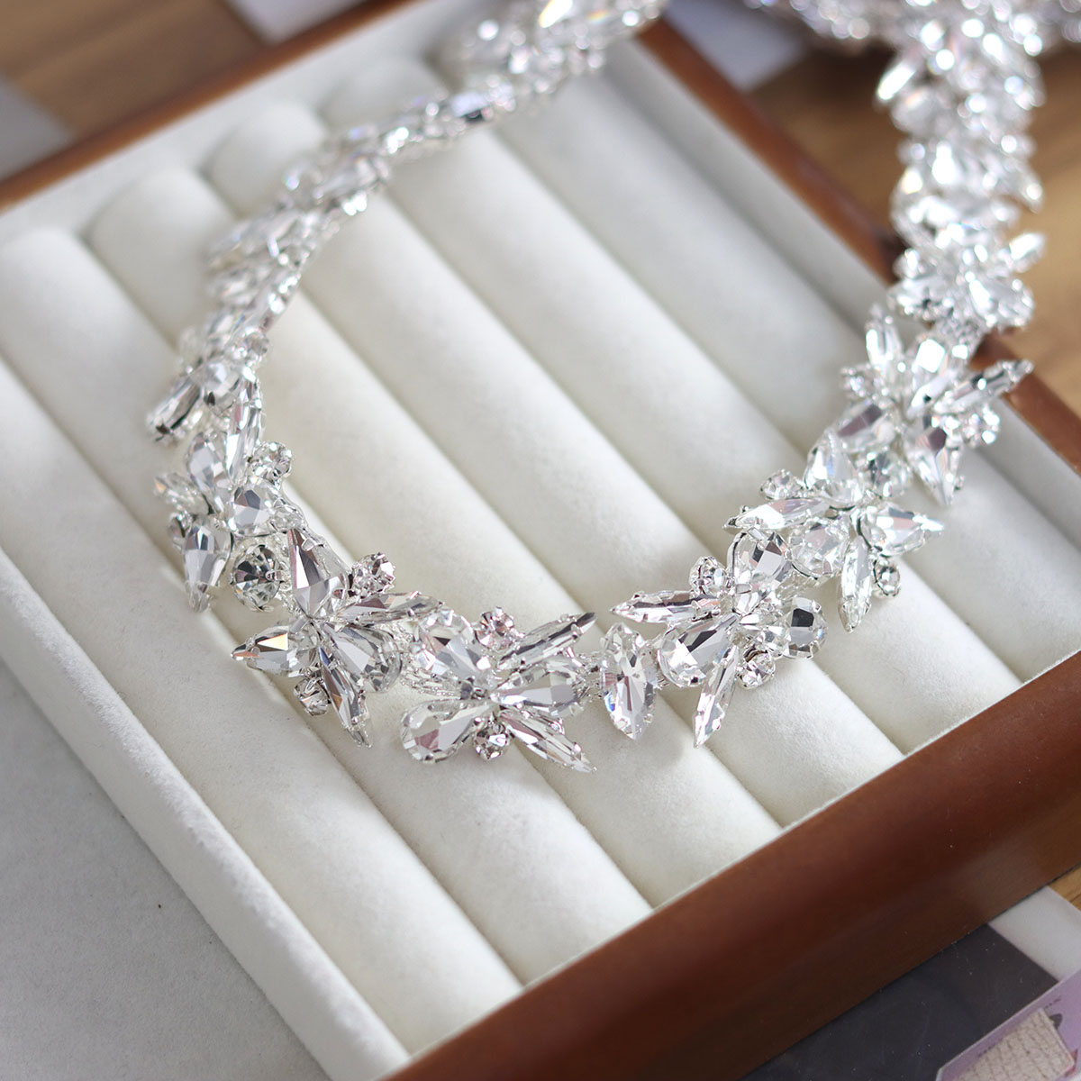 白色蜻蜓形状玻璃水钻链条