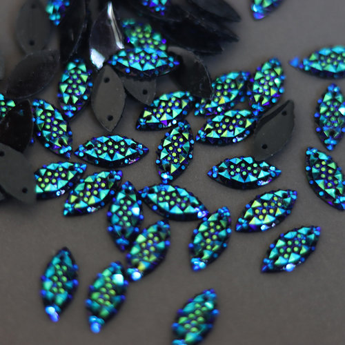 蓝黑色马眼手缝钻平底双孔服饰