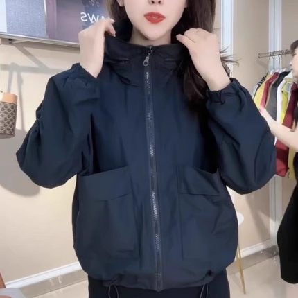 连帽小个子运动风设计外套黑色冲锋衣新款2025春秋短款女上衣夹克