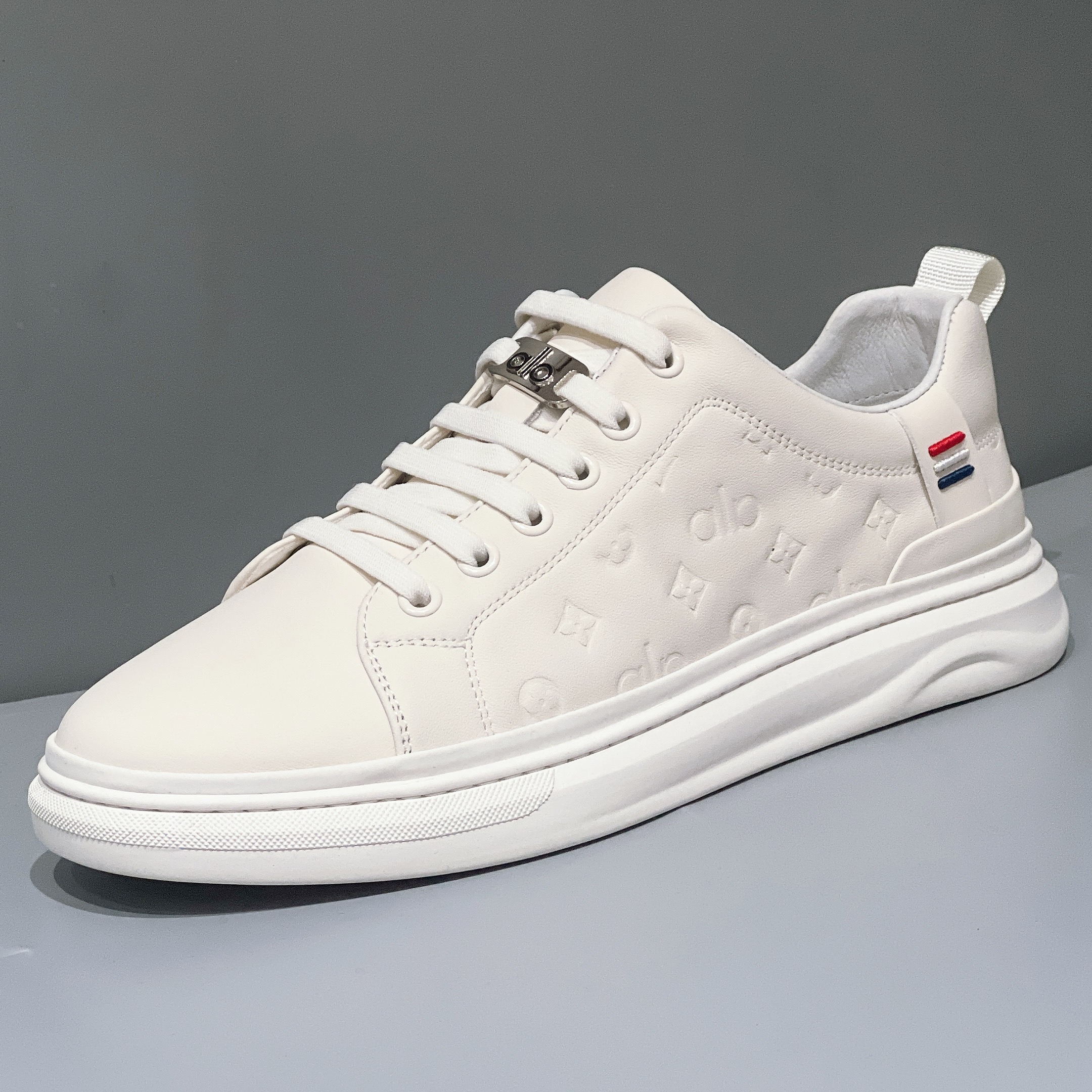 小白鞋男2025新款商务休闲真皮百搭皮鞋男士防滑耐磨透气运动板鞋