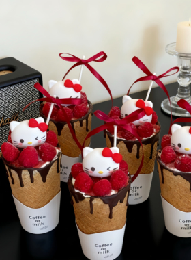 2026网红圣诞节新年草莓脆筒蛋糕杯蛋糕装饰kt猫草莓脆皮蛋糕杯