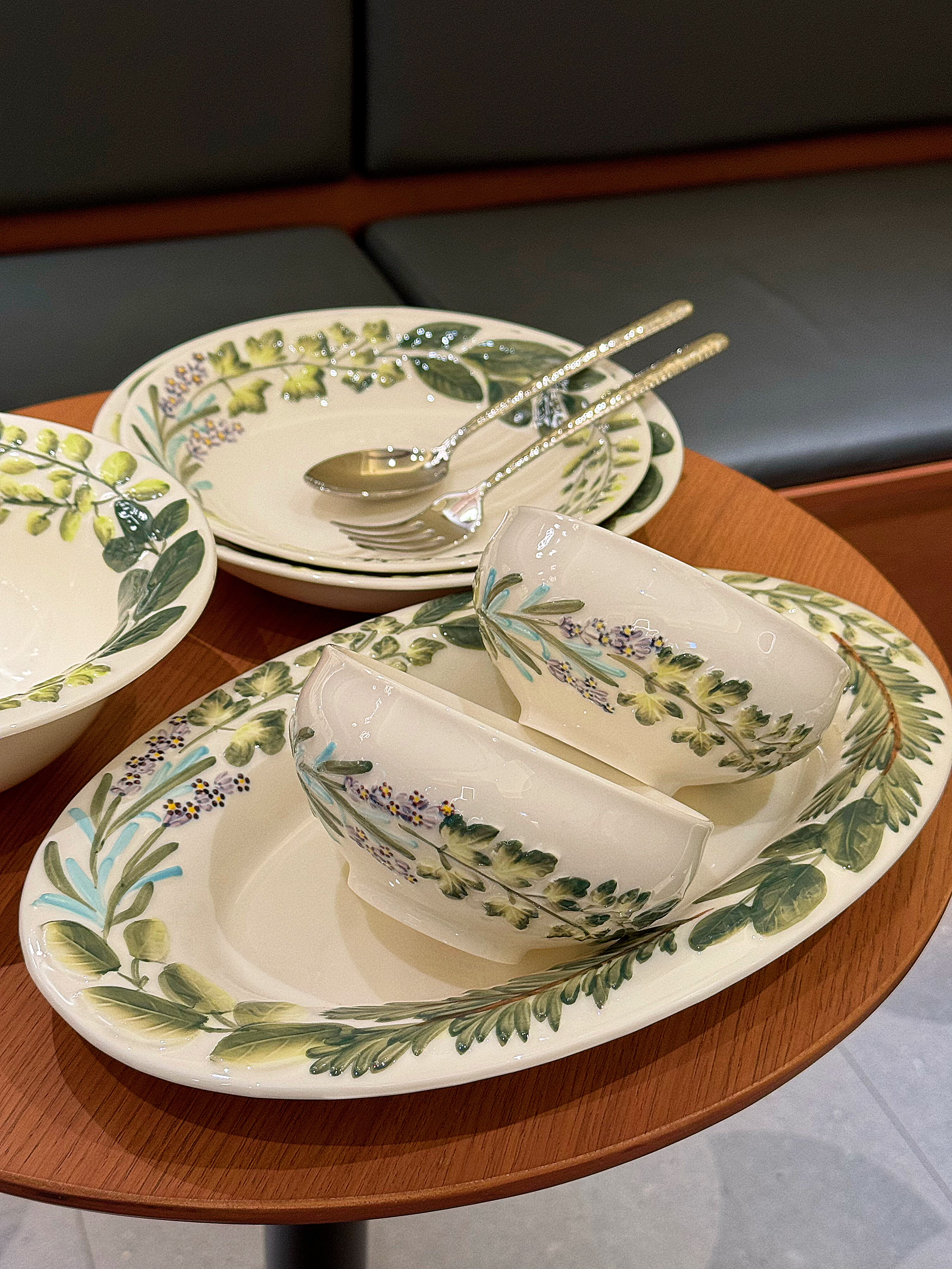 中古风蔓枝餐具套装家用陶瓷碗盘碟釉下彩浮雕高级乔迁新婚礼物