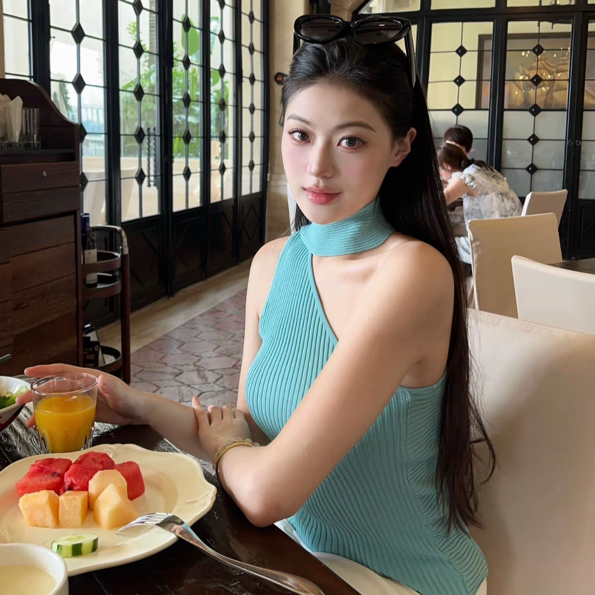 The Lynne 气质大姐姐显瘦斜肩挂脖背心设计感小众不规则针织上衣