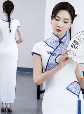 白色长旗袍青花瓷高端走秀演出服春秋季气质年轻款妈妈队服中国风