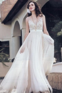 Take a vacation tour of the lawn outdoor seaside beach scenery bride light wedding dress