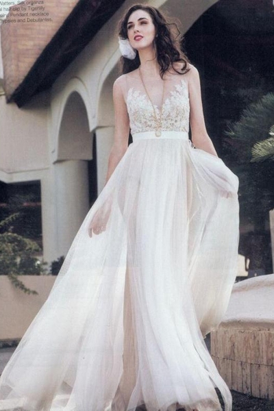 Take a vacation tour of the lawn outdoor seaside beach scenery bride light wedding dress