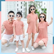 Một gia đình bốn gia đình trang bị nhà mùa hè đầy đủ áo lưới đỏ áo thun ngắn tay áo phông mẹ và con gái - Trang phục dành cho cha mẹ và con