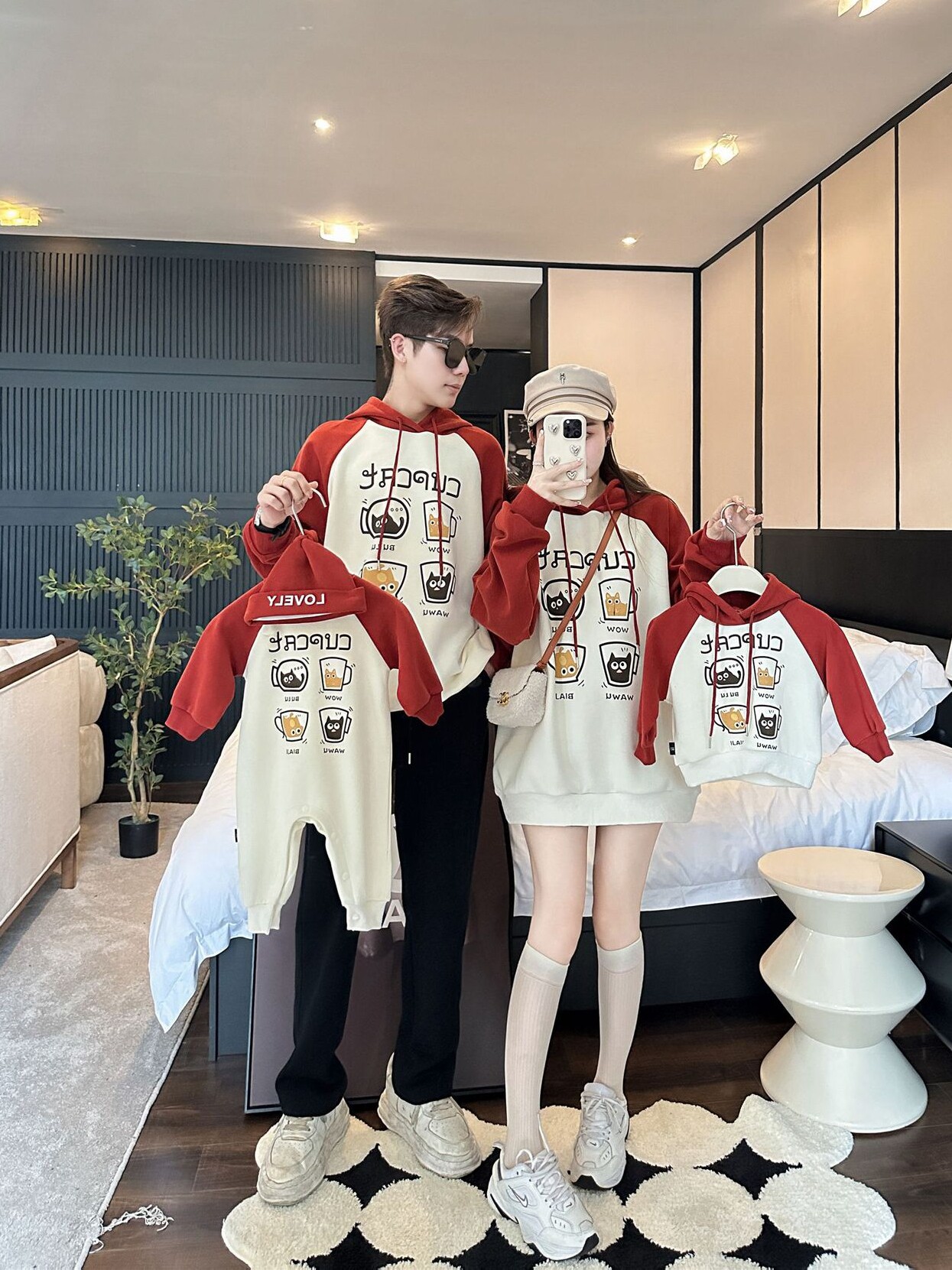 3 4인 가족을 위한 가을 겨울 친자복 엄마와 아이 엄마와 딸을 위한 대비되는 컬러의 후드 스웨트셔츠 벨벳 가족복