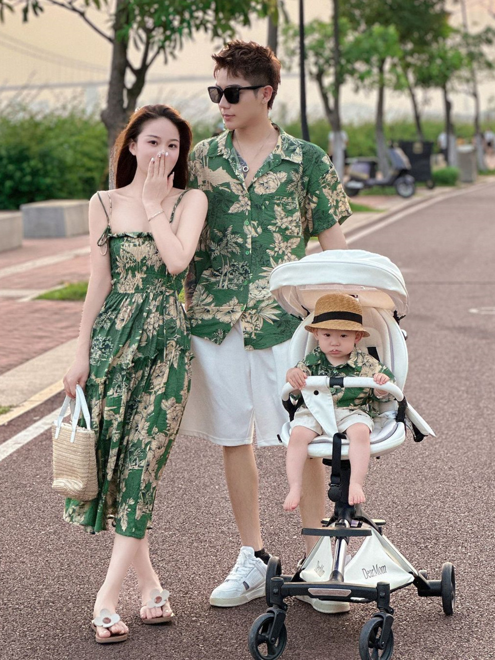 해변 휴가 해변 부모-자식 복장 여름 세 가족 꽃무늬 쉬폰 드레스 루즈한 셔츠 모녀 모자 복장