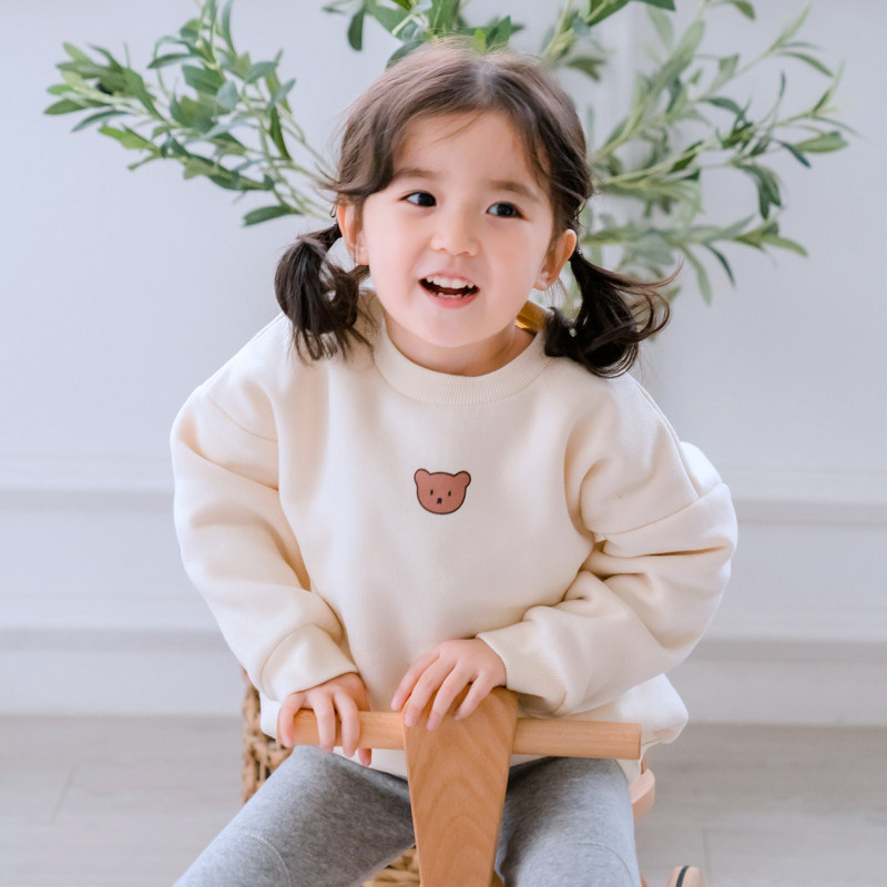 3 4인 가족을 위한 가을 겨울 루즈한 스웨트셔츠. 한국 스타일의 엄마와 딸 가족 의상에 벨벳을 더한 제품입니다