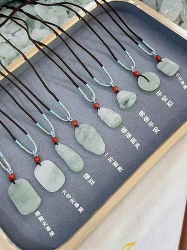 新疆天山翠吊坠飘花天山翠玉无事牌树叶福豆如意佛公吊坠飘花玉坠