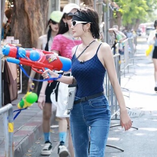 花儿与少年秦岚同款 性感藏蓝吊带连体三角显瘦海边度假泳衣高级