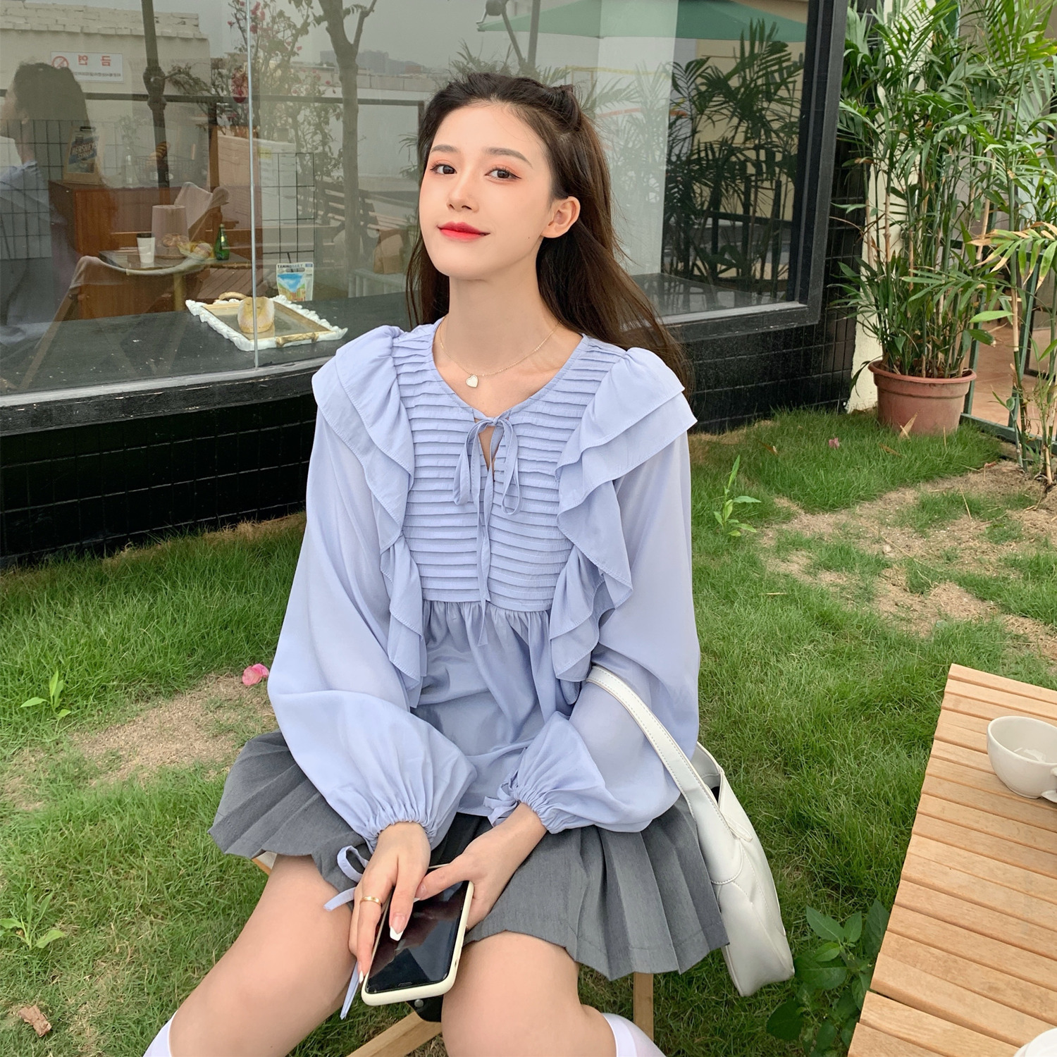 Real price ~  Loose blue shirt with white and meat covering for women's summer design and sunscreen shirt