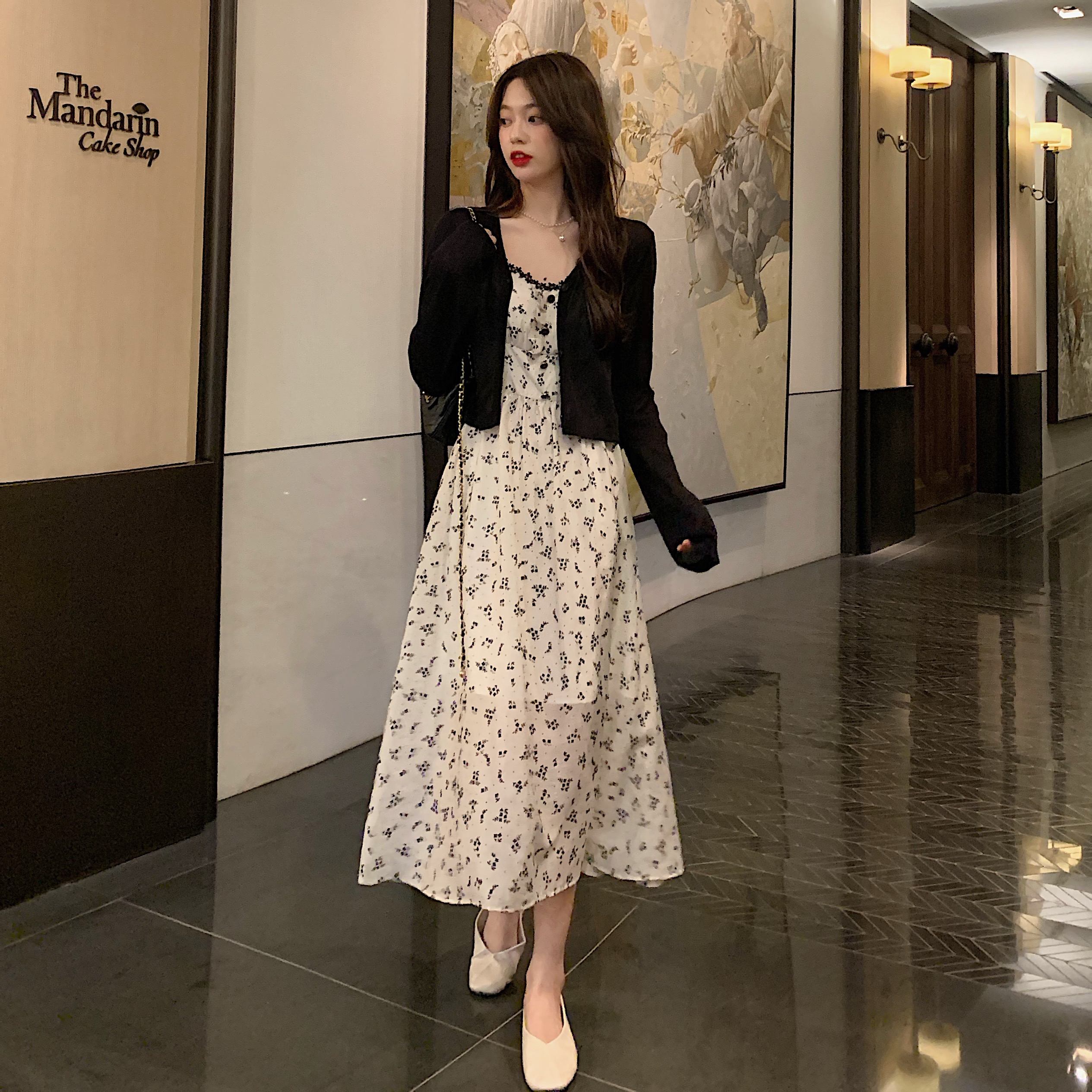 Real price ~ floral suspender dress women's French waist V-neck retro dress with thin temperament